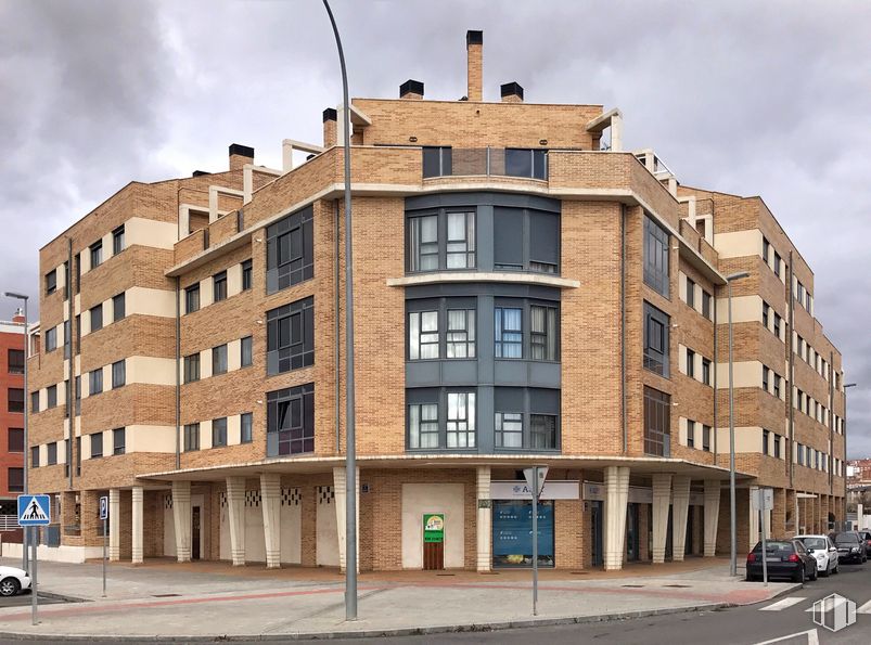 Retail for sale at Carretera Sonsoles, Ávila, 05003 with building, sky, cloud, window, wheel, vehicle, car, tire, condominium and urban design around