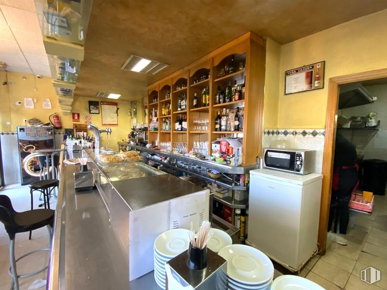 Local en venta en Calle Alianza, Villaverde, Madrid, 28041 con vajilla, horno microondas, silla, refrigerador, ropa, mueble, persona, electrodoméstico, aparato de cocina y botella alrededor