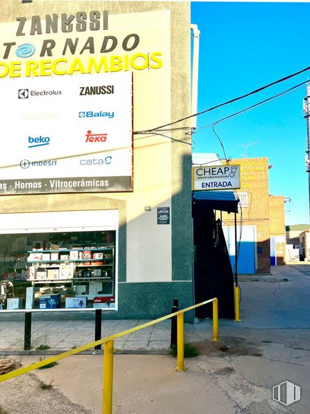 Oficina en alquiler en Calle Metales, 50, Humanes de Madrid, Madrid, 28970 con edificio, cielo, vehículo de motor, gas, asfalto, área metropolitana, fuente, cartelera, ciudad y publicidad alrededor