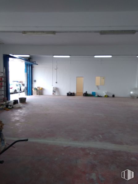 Industrial for rent at Calle Torre de Don Miguel, Villa de Vallecas, Madrid, 28031 with hall, flooring, building, floor, gas, city, ceiling, event, concrete and plaster around