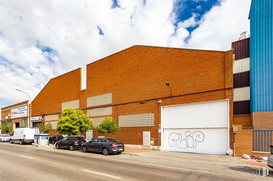 Nave en alquiler en Calle San Norberto, 42, Villaverde, Madrid, 28021 con coche, nube, cielo, edificio, luz de estacionamiento, propiedad, asfalto, planta, diseño urbano y ladrillo alrededor