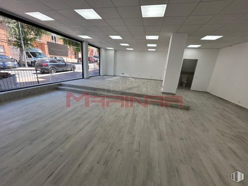 Retail for rent at Centro, Seseña, Toledo, 45223 with car, tire, wood, hall, interior design, wheel, vehicle, floor, flooring and window around