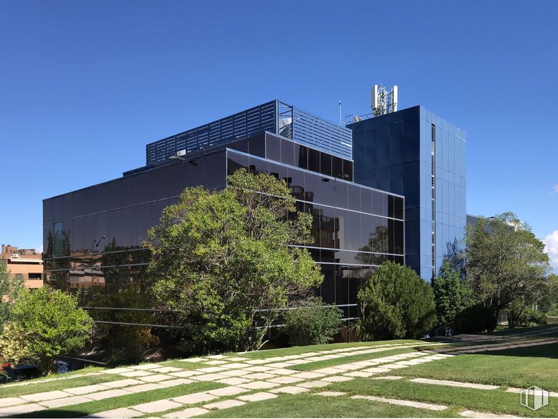 Office for sale at Avenida Europa, Moncloa - Aravaca, Madrid, 28023 with building, sky, plant, tree, land lot, tower block, vegetation, urban design, condominium and residential area around