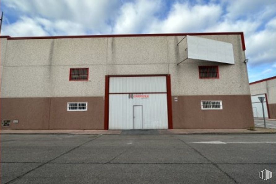 Industrial for sale at Zona industrial, Gerindote, Toledo, 45518 with building, window, house, cloud, sky, fixture, door, asphalt, road surface and land lot around