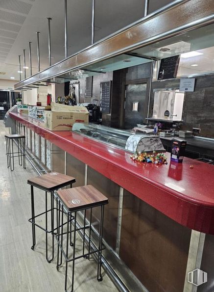 Local en alquiler y venta en Zona Fuensanta-Universidad, Cuenca, 16002 con taburete, encimera, suelos, interiorismo, alumbrado, suelo, restaurante, techo, vidrio y lámpara alrededor