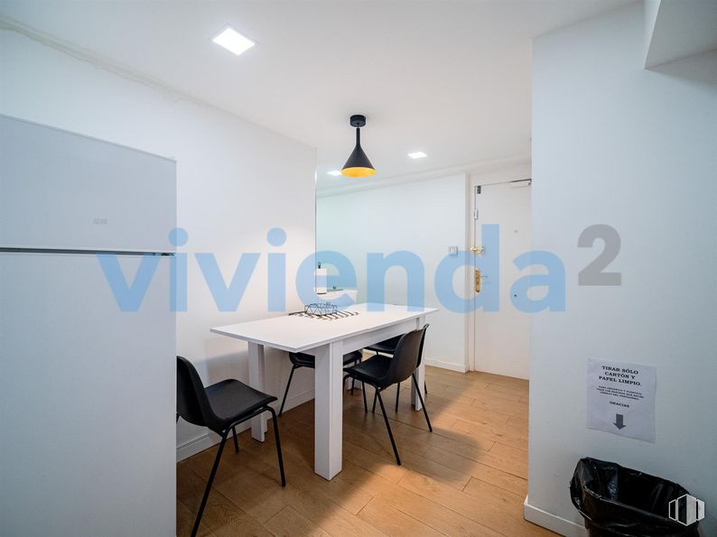 Oficina en venta en Plaza José Moreno Villa, Moncloa - Aravaca, Madrid, 28008 con silla, lámpara, escritorio, mesa, alumbrado, bolsa, edificio, mueble, madera y interiorismo alrededor