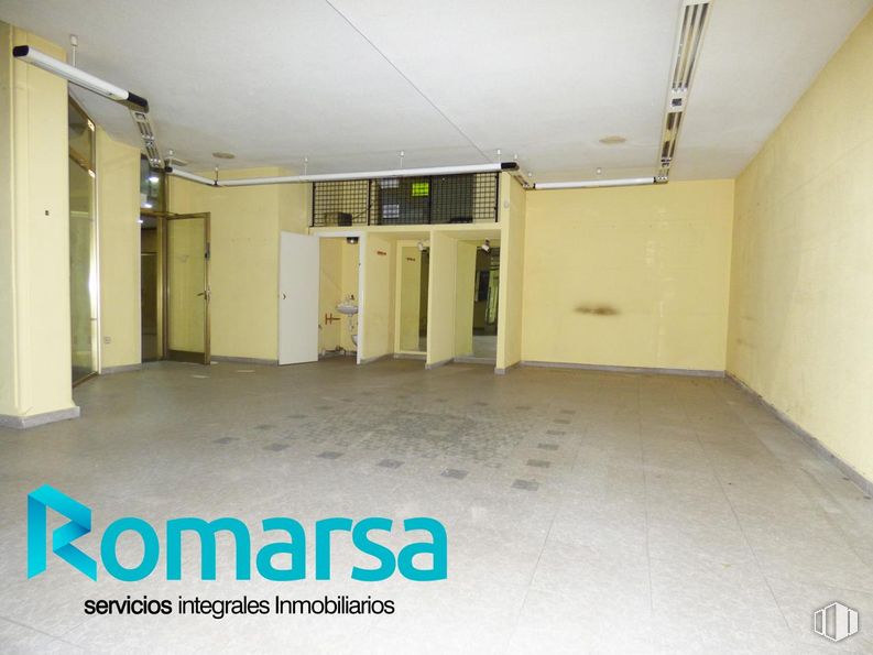 Retail for sale at Calle Eduardo Marquina, 31, Ávila, 05001 with door, flooring, floor, ceiling, transparency, tile flooring, hall, fluorescent lamp, cleanliness and tile around