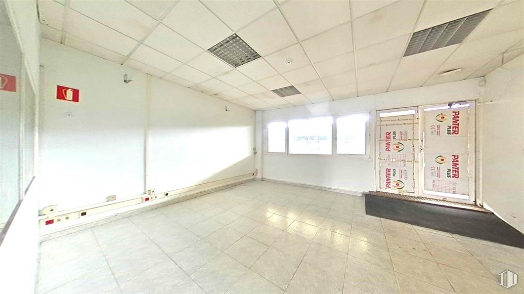 Office for sale at Calle Francisco Aritio, Guadalajara, 19004 with window, building, fixture, hall, flooring, floor, composite material, ceiling, wood and concrete around