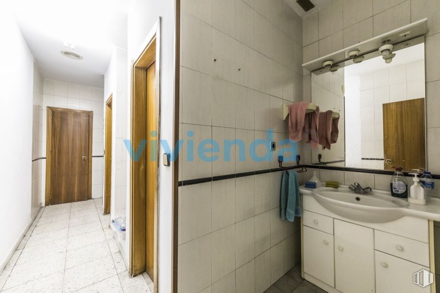 Oficina en venta en Calle Sánchez Pacheco, Chamartín, Madrid, 28002 con mueble de baño, mediante, fregadero, propiedad, accesorio, grifo, edificio, ebanistería, arreglo de tubería, madera, suelo y piso alrededor