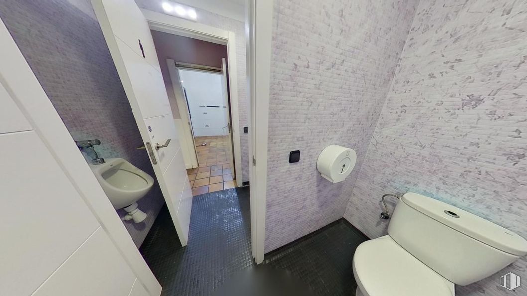 Retail for rent at Calle Peñuelas, Torrejón de la Calzada, Madrid, 28991 with toilet, sink, toilet seat, wall, flooring, floor, plumbing fixture, bathroom, composite material and tile around