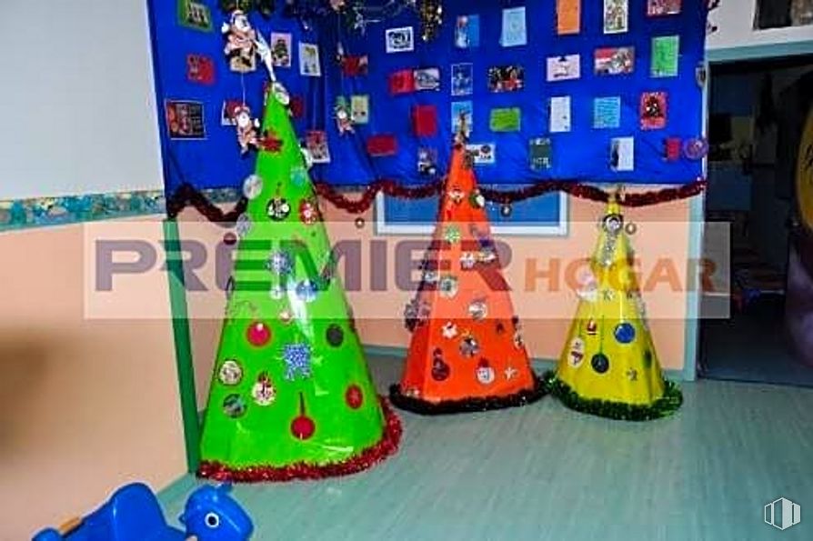 Local en alquiler en Zona Las Rosas, San Blas - Canillejas, Madrid, 28022 con árbol de navidad, animal, sombrero de fiesta, azul, cono, adorno navideño, decoración navideña, árbol, evento y juego de construcción de juguete alrededor