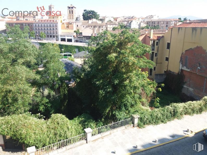 Land for sale at Zona Acueducto, Segovia, 40003 with building, plant, sky, tree, urban design, window, neighbourhood, slope, road surface and house around