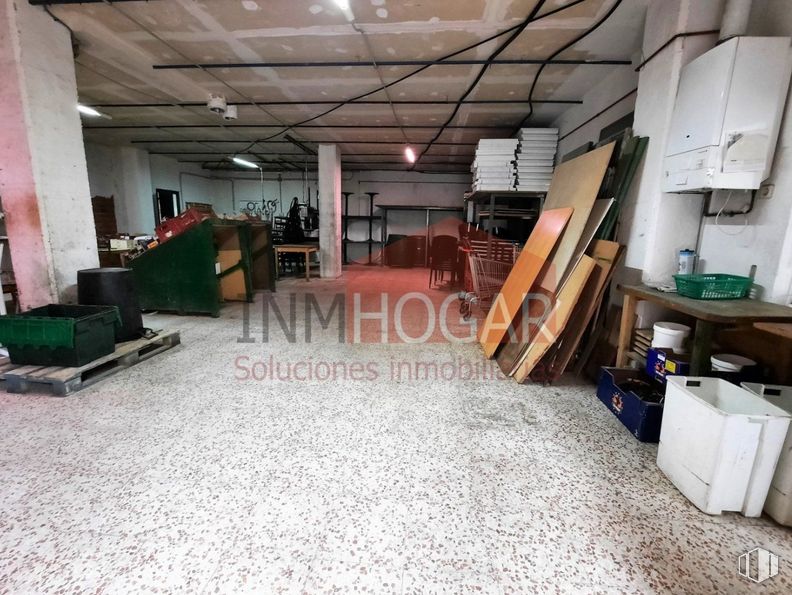 Local en alquiler y venta en Zona Sur, Ávila, 05002 con productos envasados, pavimento, piso, pasillo, madera, accesorio, edificio, madera, techo y material compuesto alrededor