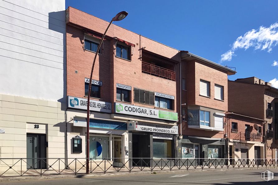 Retail for sale at Plaza Ramón y Cajal, Azuqueca de Henares, Guadalajara, 19200 with building, sky, window, cloud, street light, neighbourhood, residential area, material property, city and urban design around