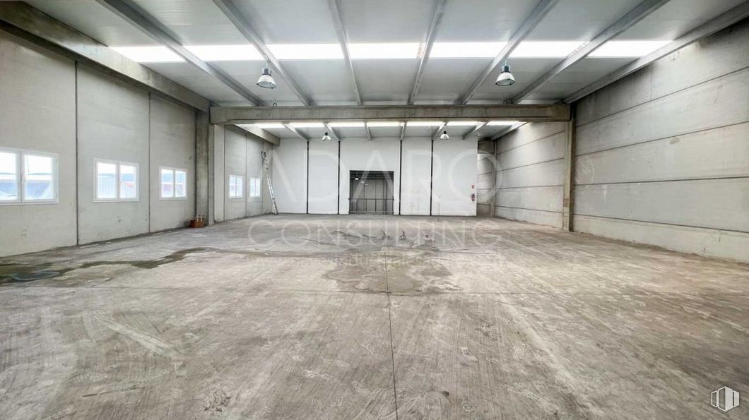 Industrial for sale at Avenida Técnica, Azuqueca de Henares, Guadalajara, 19200 with window, fixture, hall, flooring, floor, wood, door, composite material, ceiling and concrete around