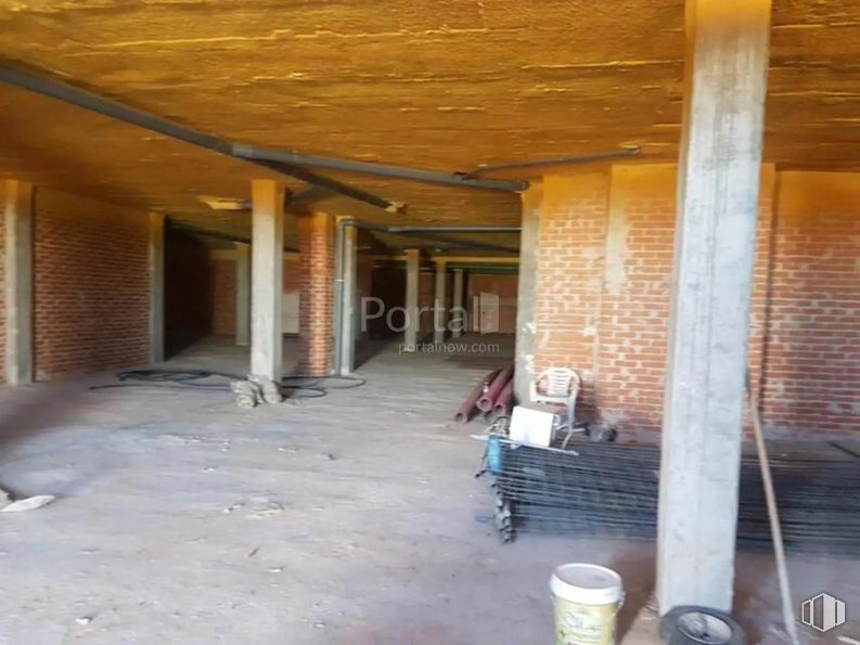 Retail for sale at Calle Dulcinea, Recas, Toledo, 45211 with packaged goods, wood, interior design, floor, flooring, building, building material, ceiling, beam and column around