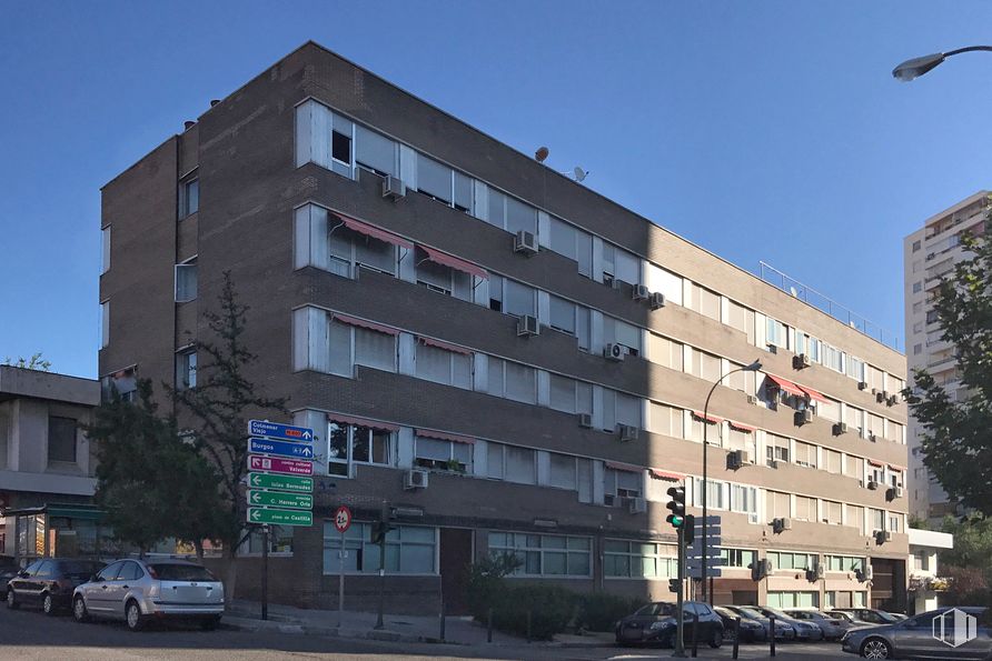 Office for rent at Calle Isla Graciosa, 1, Fuencarral - El Pardo, Madrid, 28034 with car, building, sky, window, street light, wheel, light, tire, tower block and urban design around