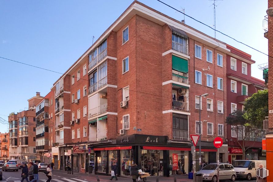 Retail for sale & for rent at Calle Laguna, 107, Carabanchel, Madrid, 28025 with car, building, sky, property, window, wheel, tire, vehicle, infrastructure and urban design around