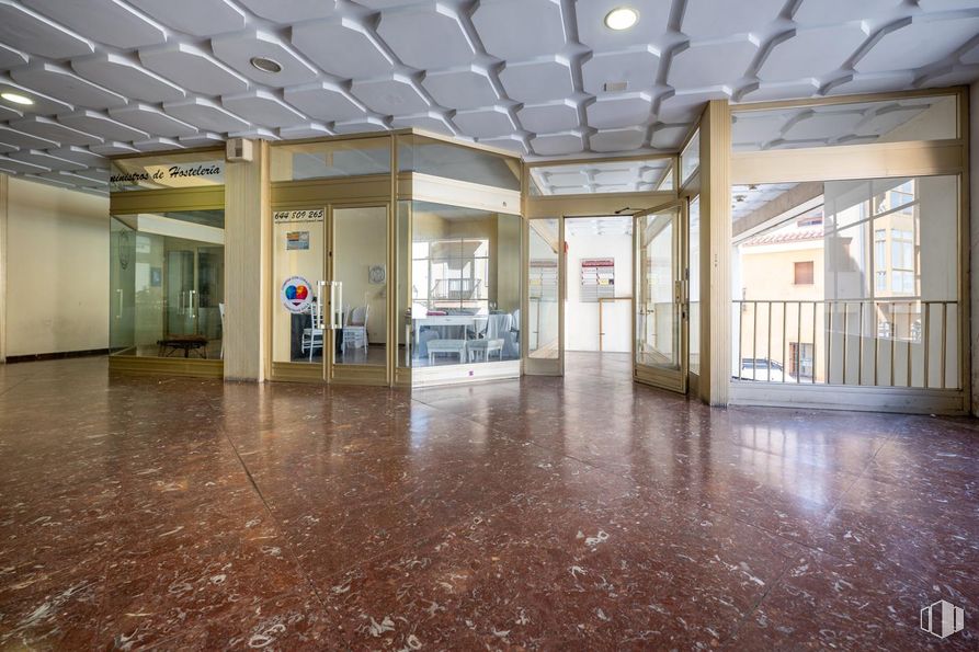 Retail for sale & for rent at Calle Reyes Católicos, Ávila, 05001 with fixture, hall, interior design, floor, flooring, building, real estate, wood, glass and ceiling around