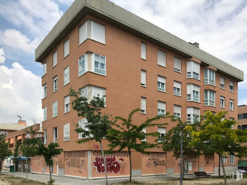 Local en alquiler y venta en Calle Beatriz Galindo, 7, San Sebastián de los Reyes, Madrid, 28700 con edificio, ventana, cielo, nube, planta, día, propiedad, árbol, condominio y diseño urbano alrededor