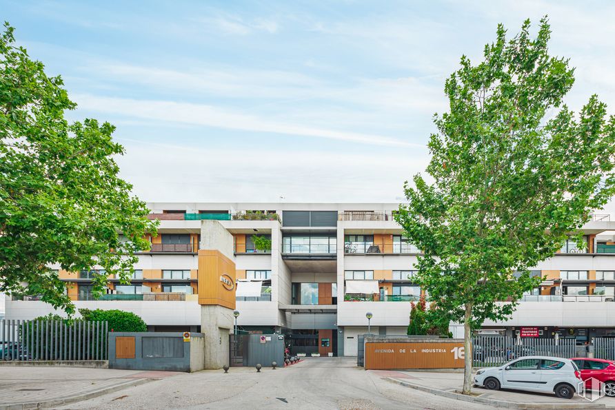 Oficina en venta en Avenida Industria, Tres Cantos, Madrid, 28760 con coche, edificio, nube, cielo, rueda, neumático, ventana, vehículo, planta y árbol alrededor