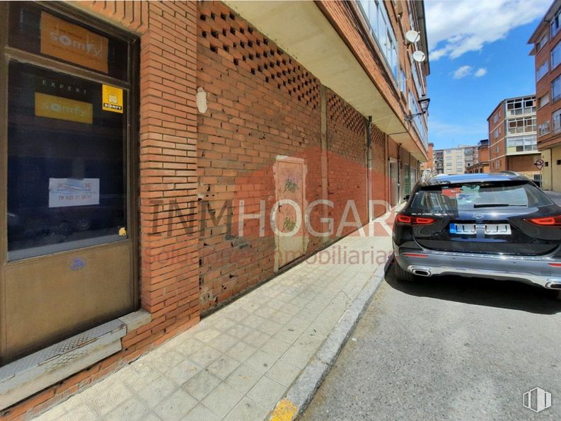 Retail for sale at Zona San Antonio, Ávila, 05005 with car, building, door, automotive tail & brake light, vehicle, vehicle registration plate, window, infrastructure, automotive lighting and road surface around