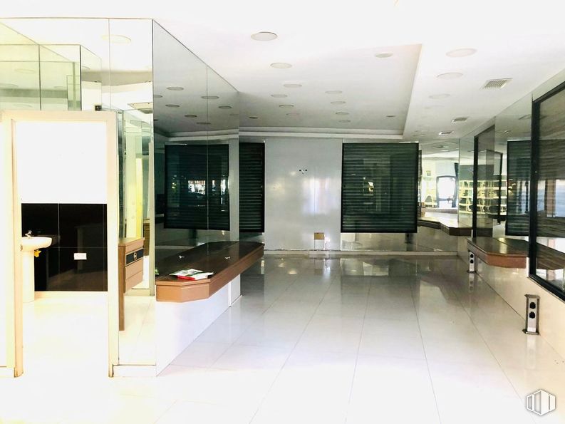 Retail for rent at Calle Rey, Aranjuez, Madrid, 28300 with door, flooring, interior design, floor, ceiling, lighting, glass, lobby, commercial building and light fixture around