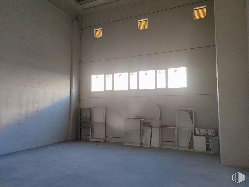 Industrial for sale at Calle Laguna del Marquesado, 36, Villaverde, Madrid, 28021 with window, flooring, floor, ceiling, composite material, daylighting, design, building material, transparency and plaster around