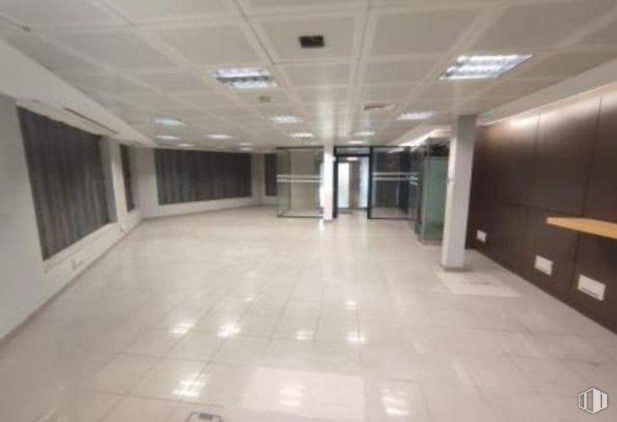 Retail for sale & for rent at Calle Leopoldo Alas Clarín, Fuencarral - El Pardo, Madrid, 28035 with building, fixture, flooring, floor, hall, ceiling, glass, door, tile flooring and composite material around