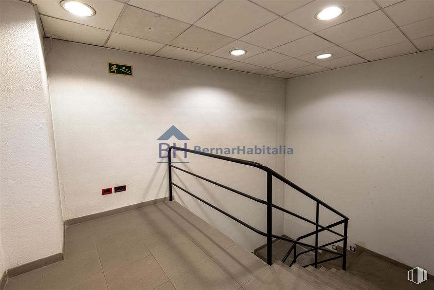 Local en alquiler en Malasaña-Universidad, Centro, Madrid, 28015 con edificio, madera, accesorio, suelos, suelo, escaleras, hall, puerta, techo y lámpara fluorescente alrededor