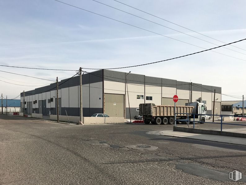 Industrial for sale at Zona industrial, Huecas, Toledo, 45511 with building, truck, sky, cloud, asphalt, road surface, electricity, overhead power line, facade and road around