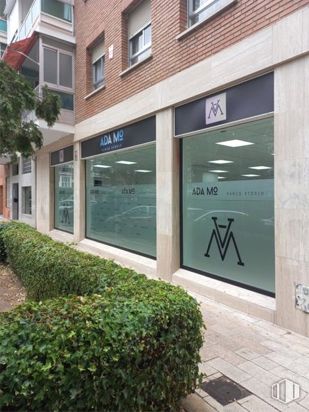 Retail for sale at Calle Maqueda, La Latina, Madrid, 28024 with window, font, metal, commercial building, glass, logo, transparency, graphics, advertising and company around