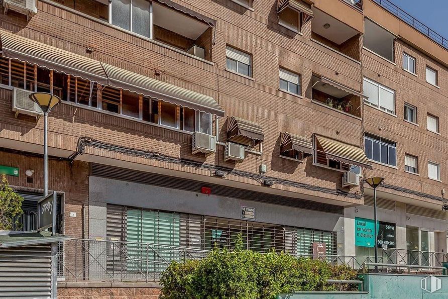 Retail for sale at Plaza Pablo Picasso, Alcobendas, Madrid, 28100 with window, plant, building, daytime, property, urban design, architecture, condominium, tower block and residential area around