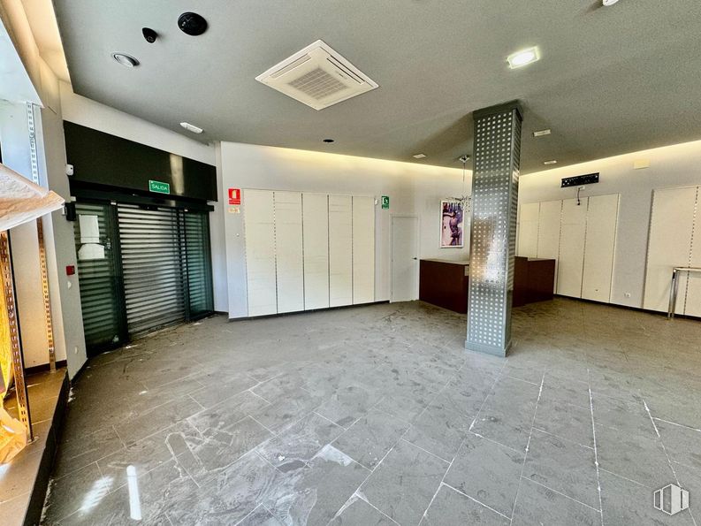 Retail for rent at Calle San Millán, Ávila, 05001 with property, building, cabinetry, interior design, hall, floor, flooring, house, real estate and ceiling around