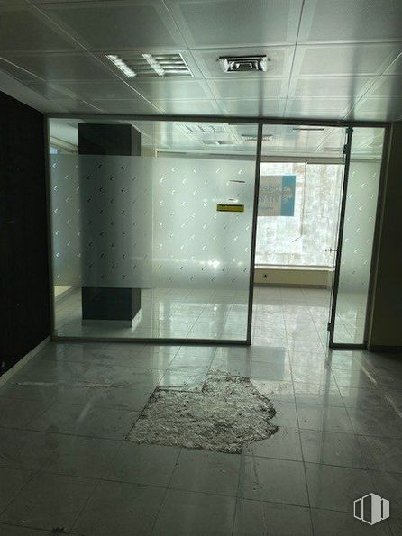 Retail for sale at Avenida Virgen Loreto, Torrejón de Ardoz, Madrid, 28850 with mirror, fixture, flooring, interior design, floor, glass, tints and shades, composite material, ceiling and space around