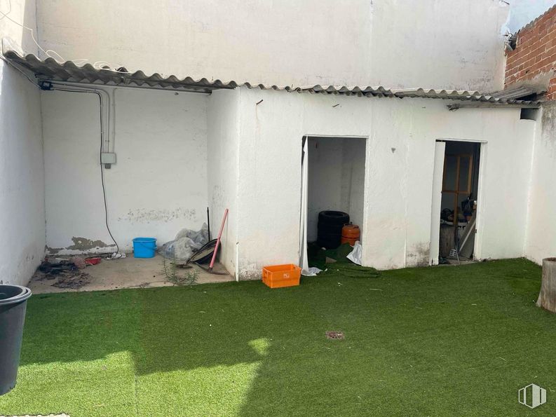 Industrial for sale at Zona industrial, Torrejón de Ardoz, Madrid, 28850 with door, flooring, floor, backyard, artificial turf, lawn, yard and courtyard around