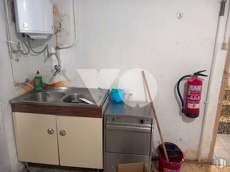 Retail for sale & for rent at Calle José Arcones Gil, Ciudad Lineal, Madrid, 28017 with cabinetry, packaged goods, kitchen sink, property, fire extinguisher, tap, sink, kitchen, flooring and floor around