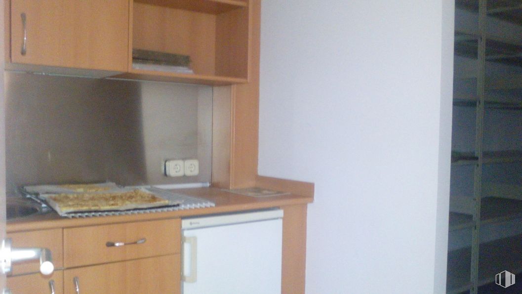 Oficina en alquiler en Edificio E1, Calle Julián Camarillo, 29, San Blas - Canillejas, Madrid, 28037 con ebanistería, comida, alacena, encimera, aparato de cocina, madera, tinte para madera, piso, cajón, suelo y madera dura alrededor