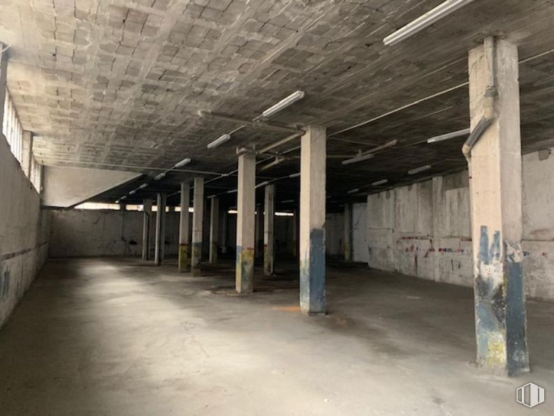 Retail for sale at Calle Boalito, 37, Colmenar Viejo, Madrid, 28770 with floor, wood, flooring, hall, composite material, concrete, ceiling, column, building material and beam around