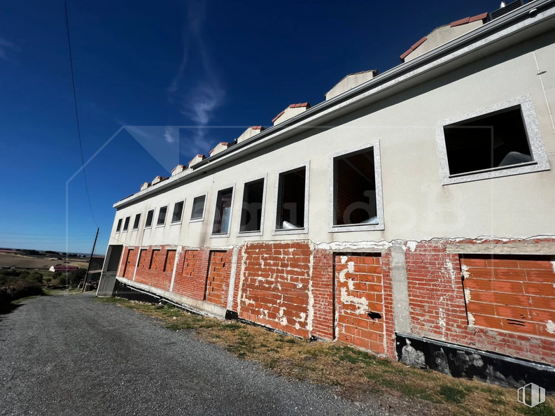 Land for sale at Casco urbano, Otero de Herreros, Segovia, 40422 with window, sky, building, cloud, wood, residential area, siding, facade, landscape and slope around