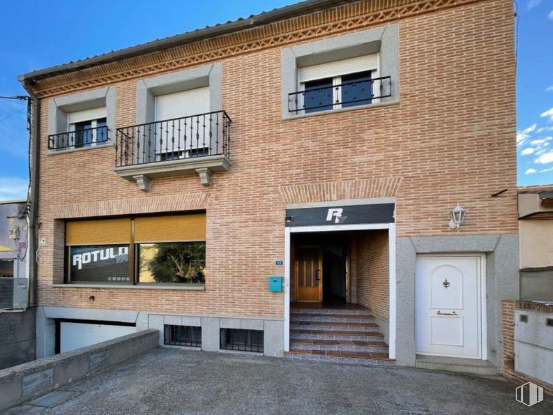 Retail for sale at Calle Coronel Félix Gutiérrez Cano, Polán, Toledo, 45161 with door, window, sky, property, building, fixture, wood, architecture, brickwork and brick around