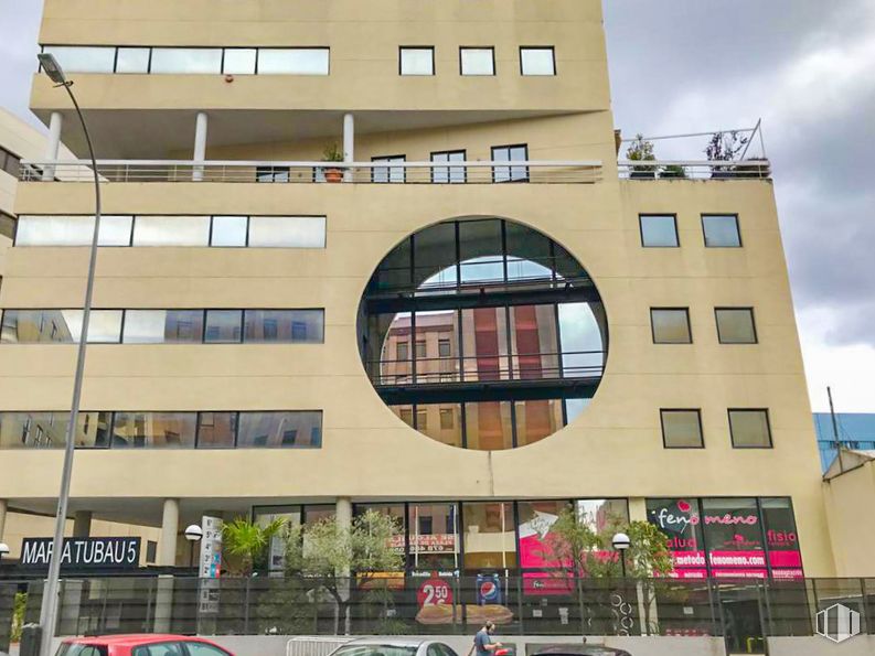 Local en venta en Edificio Auge III, Calle María Tubau, 4, Fuencarral - El Pardo, Madrid, 28050 con edificio, ventana, propiedad, planta, cielo, nube, coche, condominio, arquitectura y diseño urbano alrededor