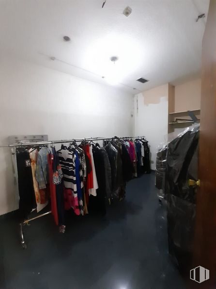 Local en venta en Centro Comercial Zoco, Calle Santa Teresa, 1, Arganda del Rey, Madrid, 28500 con equipaje y bolsos, estante, colgador de ropa, camiseta, piso, venta minorista, pavimento, ropa deportiva, habitación y diseño de moda alrededor