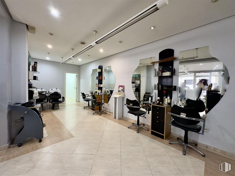 Local en venta en Calle Transradio, Alcobendas, Madrid, 28100 con silla, alumbrado, diseño automovilístico, edificio, suelo, planta de interior, suelos, techo, venta al por menor y evento alrededor