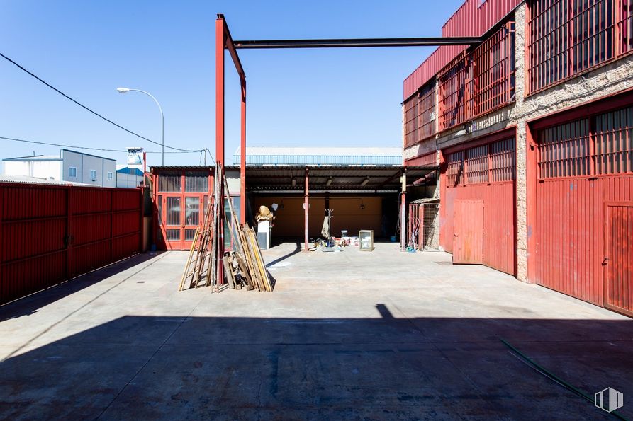 Nave en alquiler en Calle Puerto Piqueras, 19, Leganés, Madrid, 28914 con edificio, cielo, superficie de la carretera, asfalto, diseño urbano, ciudad, carretera, fachada, madera y ladrillo alrededor