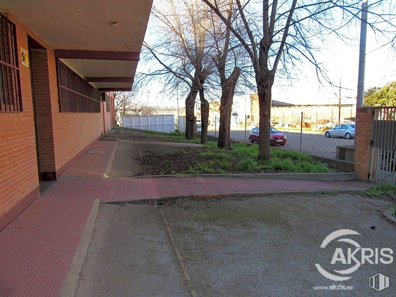 Industrial for sale at Calle Río Torviscal, Toledo, 45007 with plant, property, sky, car, leaf, road surface, tree, lighting, asphalt and shade around