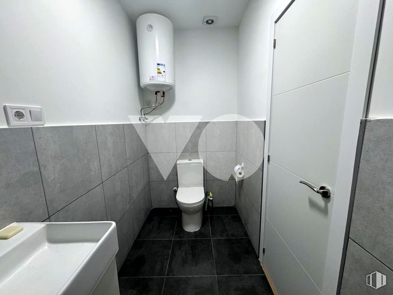 Retail for sale at Calle Santa Lucía, Majadahonda, Madrid, 28220 with toilet, door, sink, toilet seat, flooring, plumbing fixture, floor, bathroom, plumbing and tile around