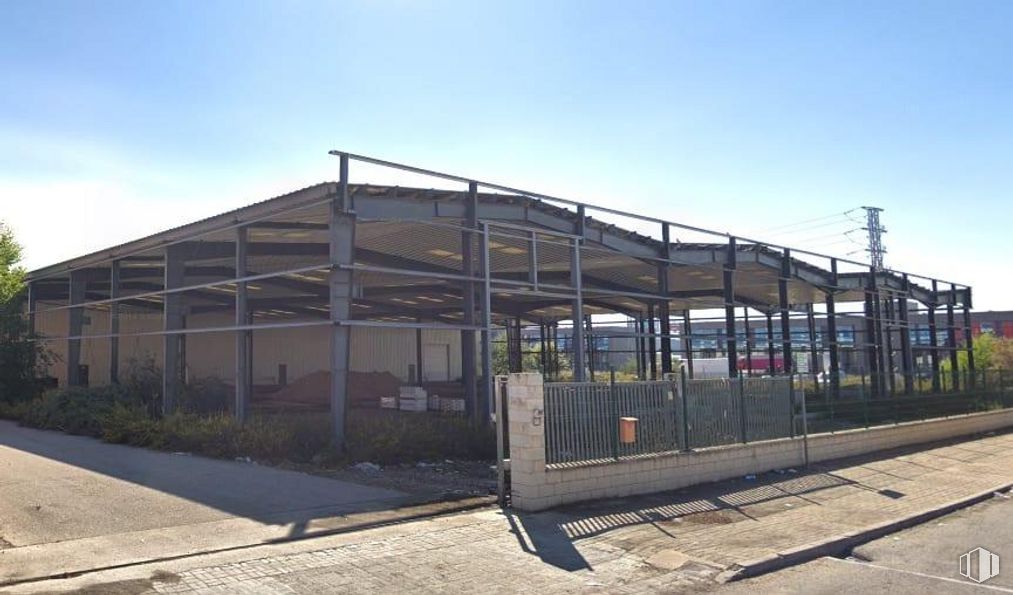 Industrial for sale at Calle Francisco Medina Mendoza, 17, Cabanillas del Campo, Guadalajara, 19171 with building, sky, plant, shade, asphalt, road surface, facade, gas, roof and landscape around