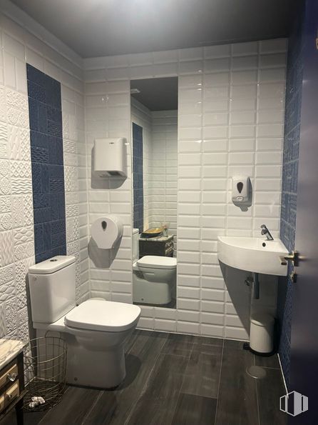 Retail for rent at Calle Eras, Aranjuez, Madrid, 28300 with toilet, sink, plumbing fixture, property, tap, bathroom sink, building, mirror, purple and black around