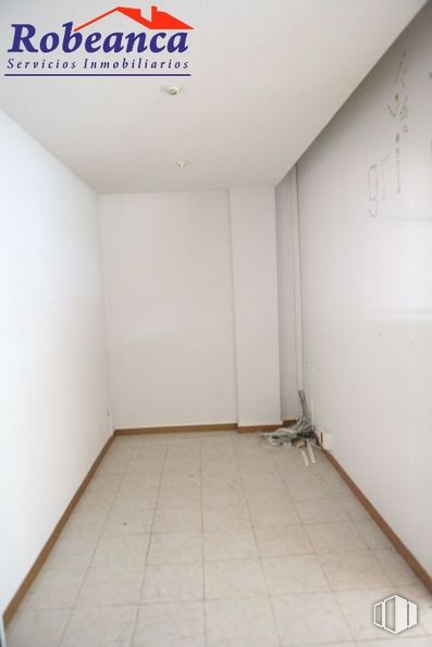 Oficina en alquiler en Plaza del Rastro, 2, Ávila, 05001 con alumbrado, madera, rectángulo, piso, madera dura, yeso, techo, pintura, madera contrachapada, habitación y papel alrededor